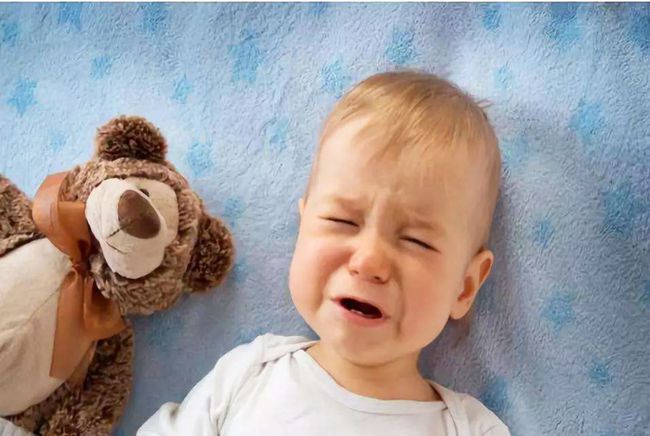 宝宝睡觉前总是哭闹，并不是没有困意，可能是身体不舒服