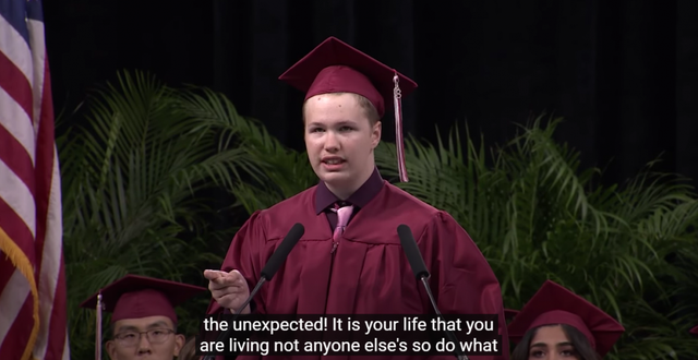 这个从不说话的自闭症男孩，却在毕业典礼上拿起了话筒
