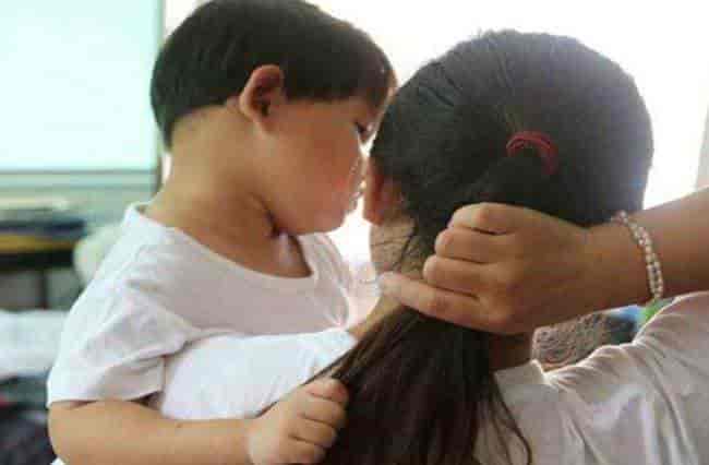 自闭症孩子喜欢摸别人家的头发怎么办？