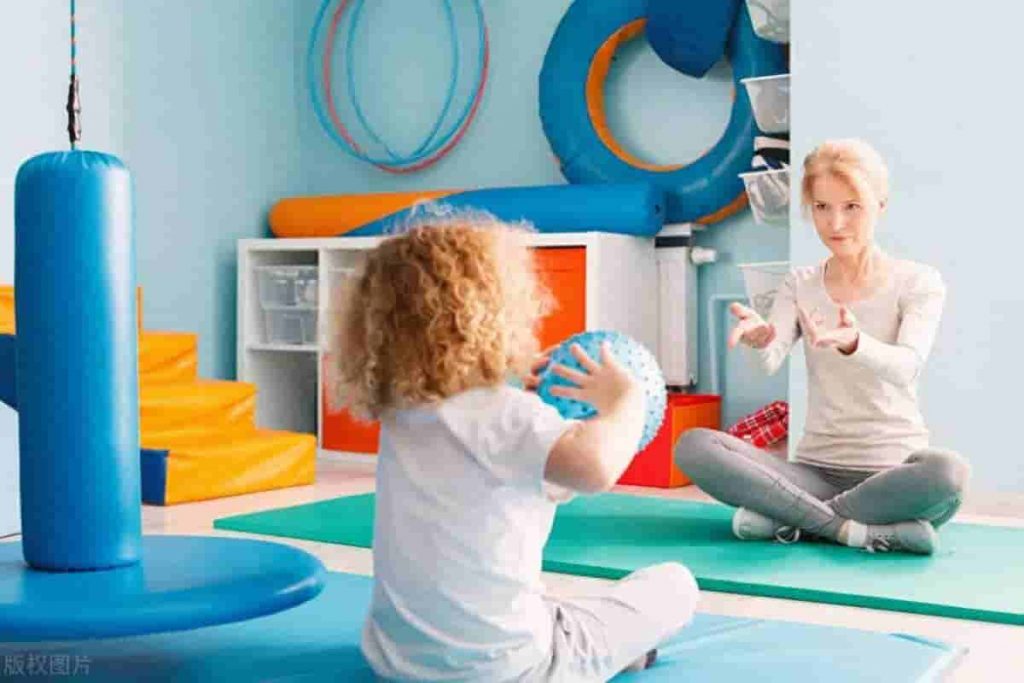 自闭症干预：关键反应训练的7个妙用，快速调动孩子的注意力 